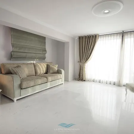 La Apartment *