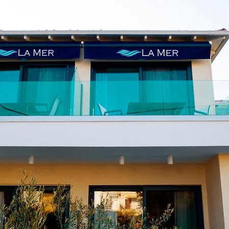 Apartment La *